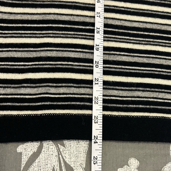 🖤”Lord & Taylor” Women’s Two-Ply 100% Cashmere Black/White/Gray Striped Sweater🩶 - Picture 8 of 10